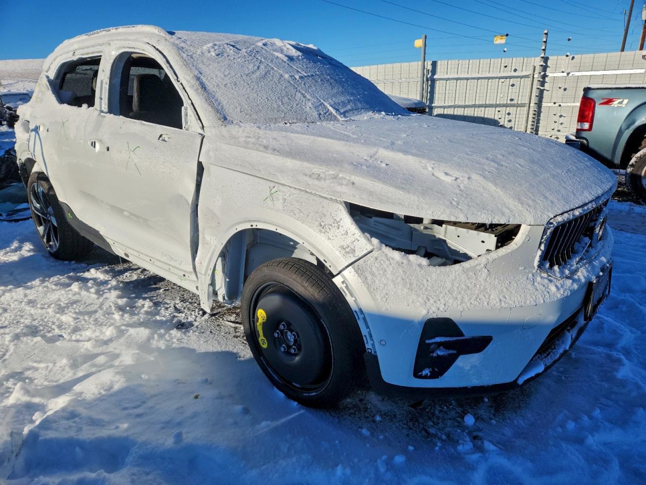 2025 VOLVO XC40