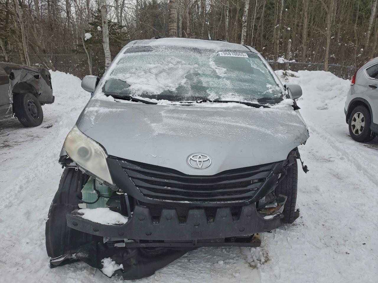 2011 TOYOTA SIENNA