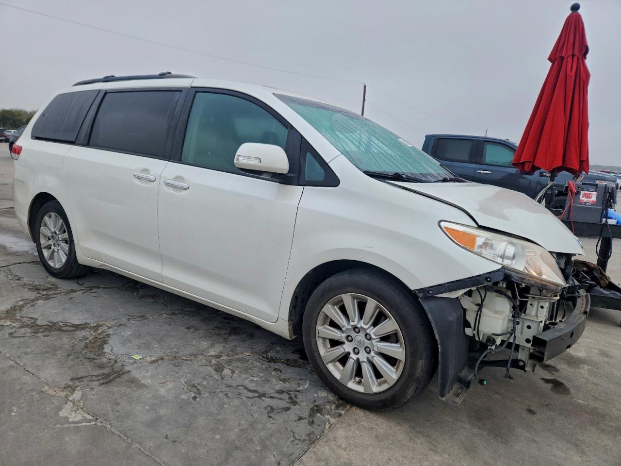 2013 TOYOTA SIENNA