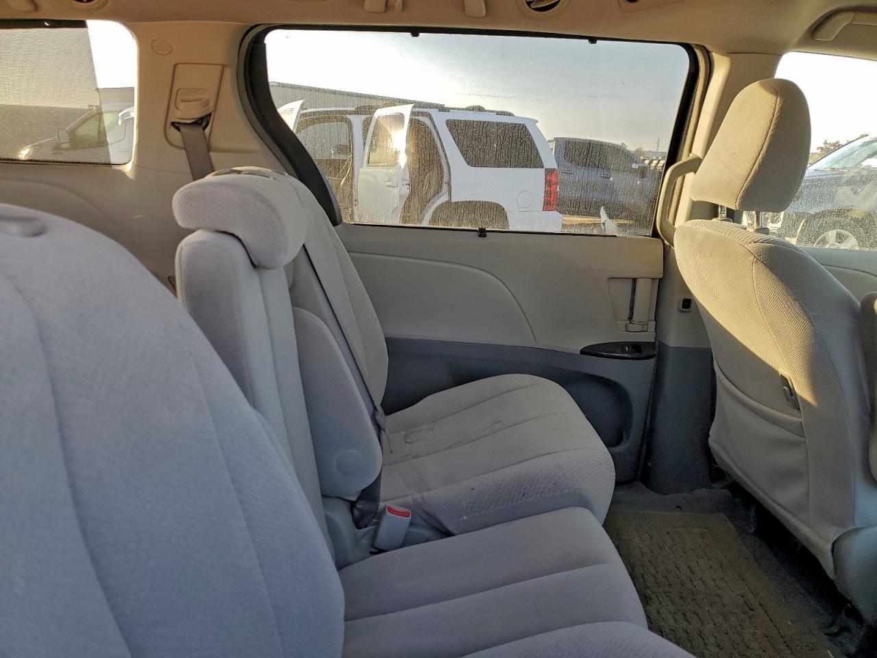 2011 TOYOTA SIENNA