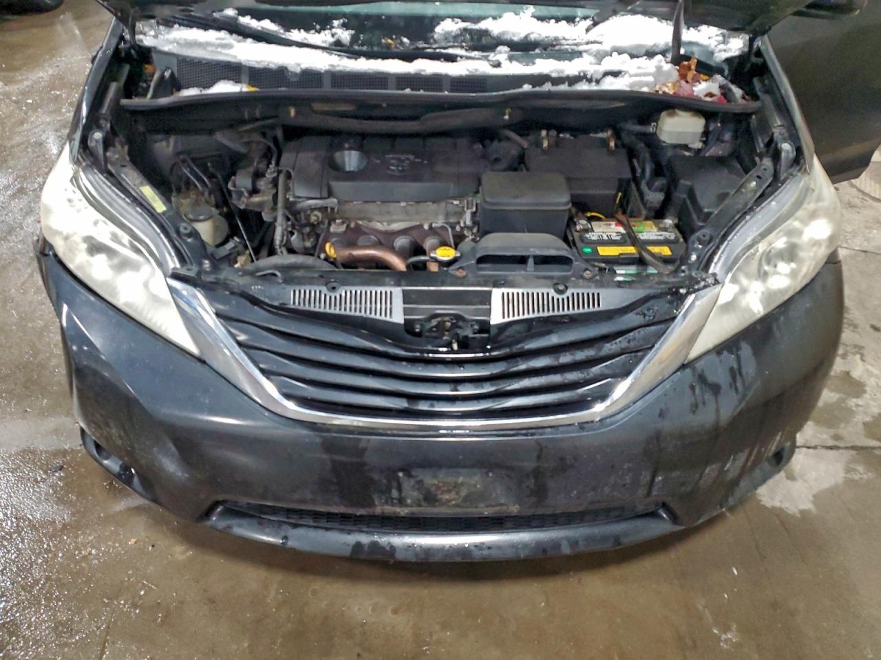 2012 TOYOTA SIENNA