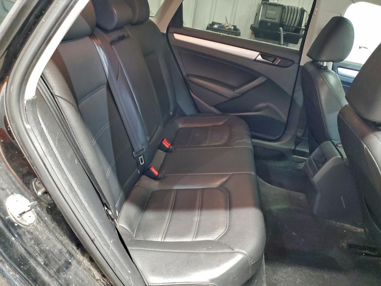 2012 VOLKSWAGEN Passat