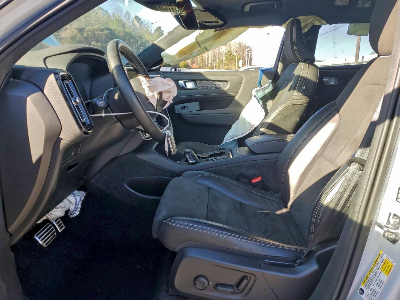 2021 VOLVO XC40