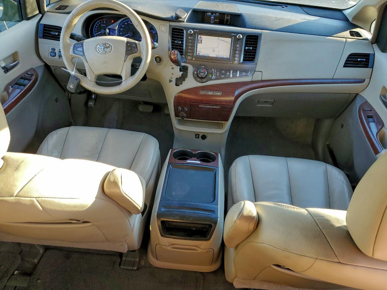 2011 TOYOTA SIENNA