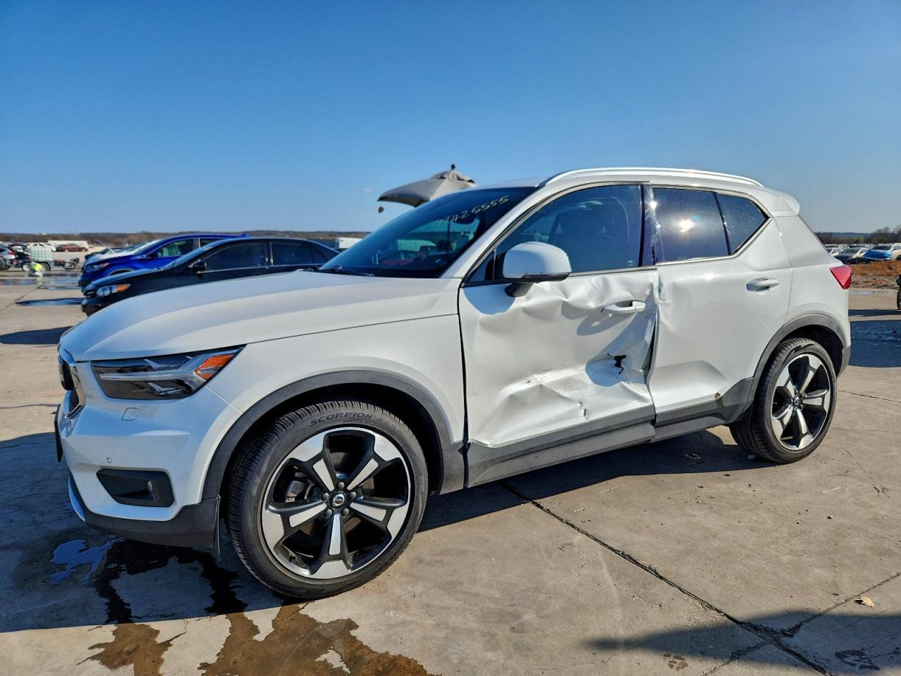 2022 VOLVO XC40