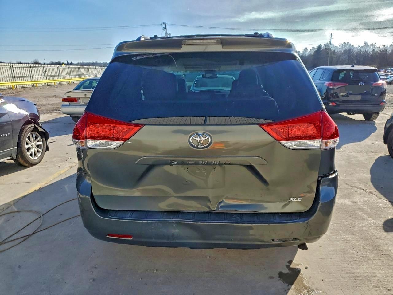 2014 TOYOTA SIENNA