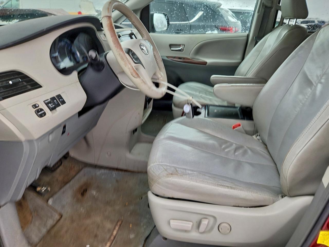 2012 TOYOTA SIENNA