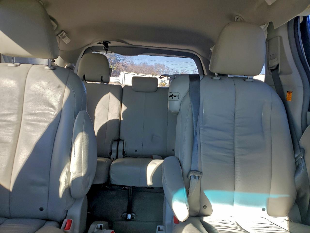 2013 TOYOTA SIENNA