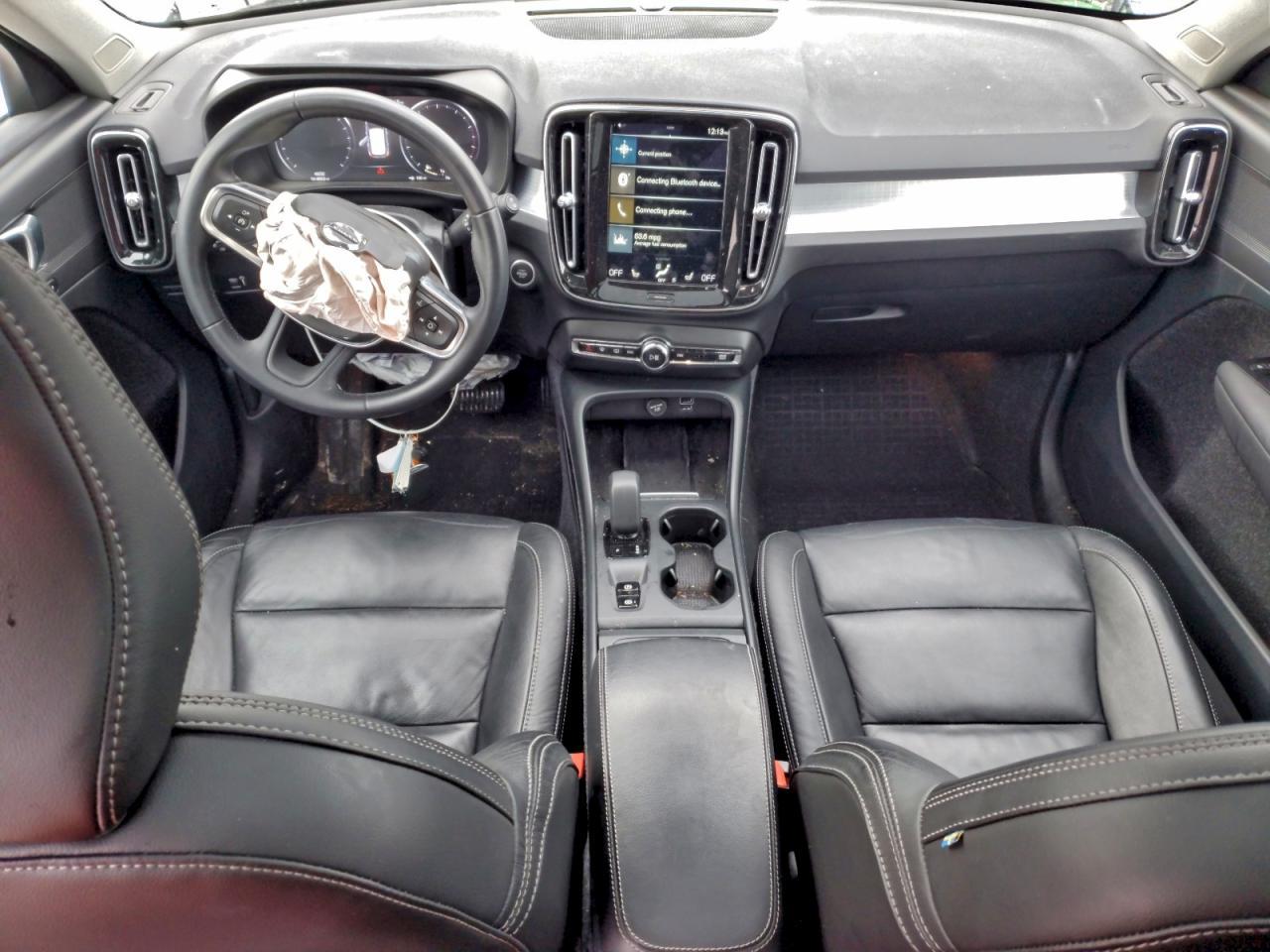 2022 VOLVO XC40