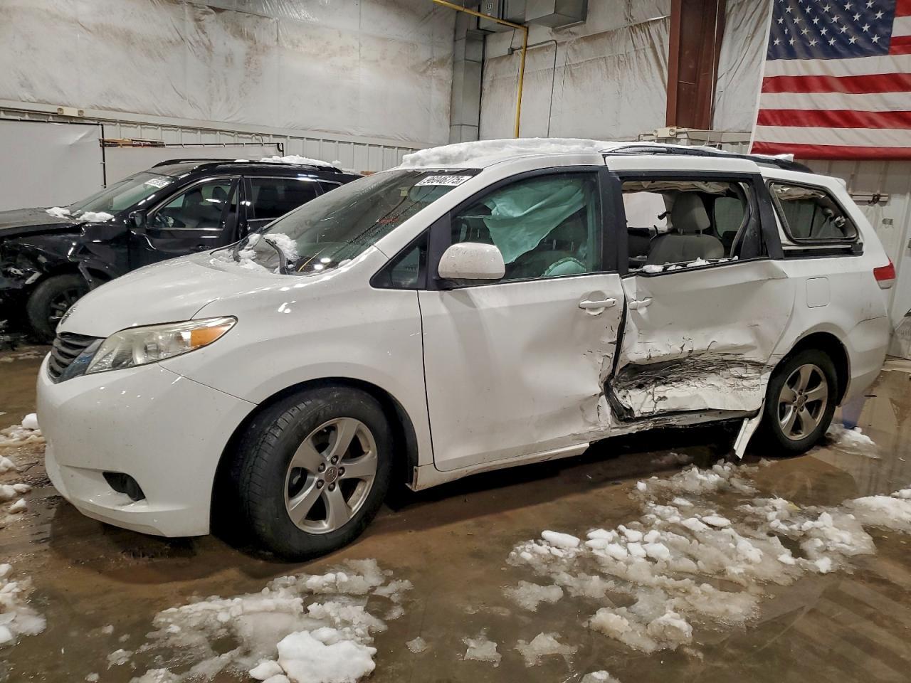 2011 TOYOTA SIENNA