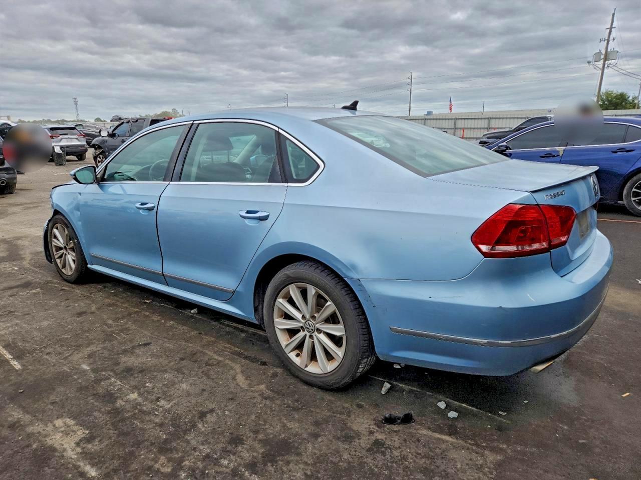 2012 VOLKSWAGEN Passat