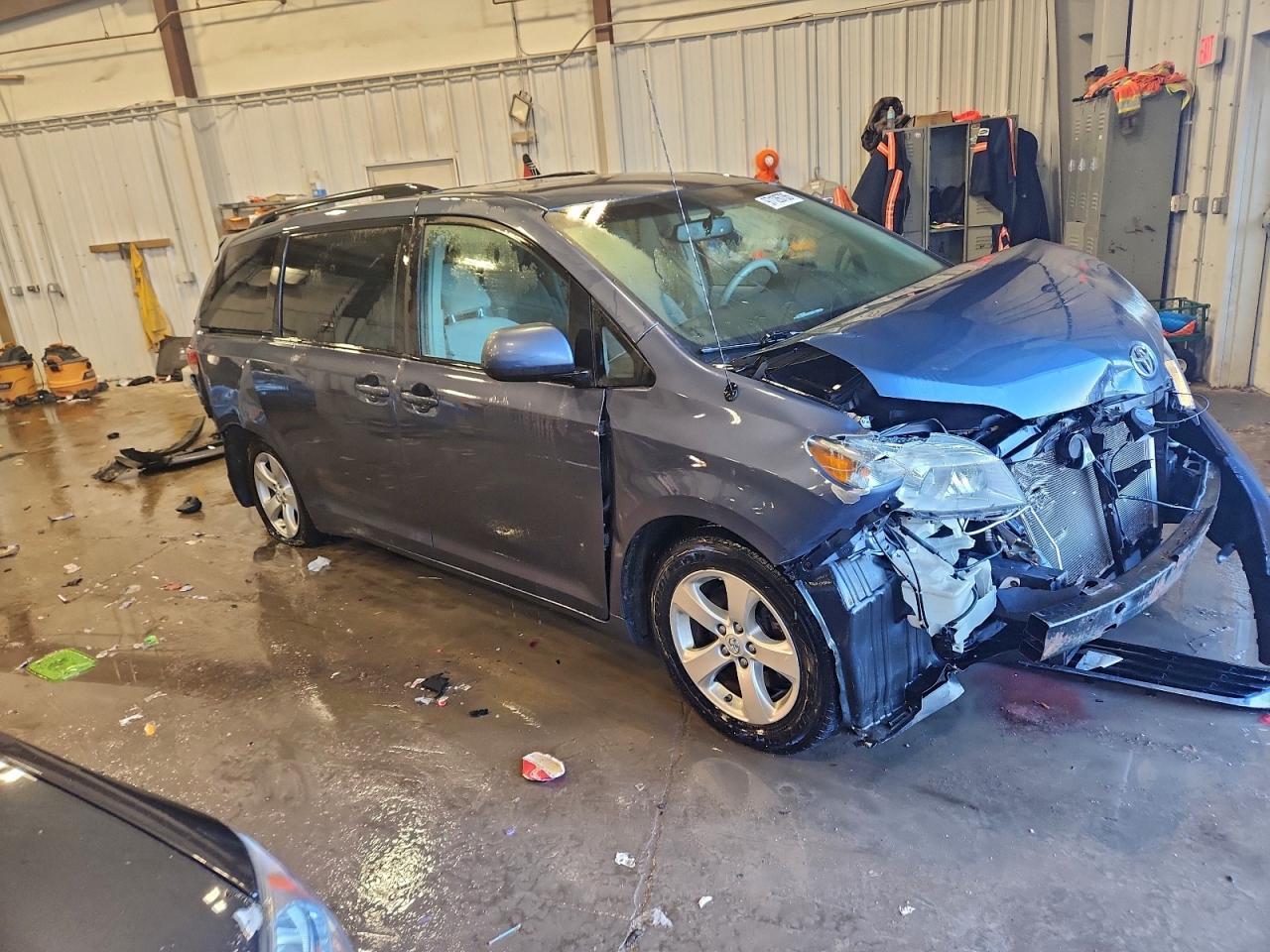 2014 TOYOTA SIENNA