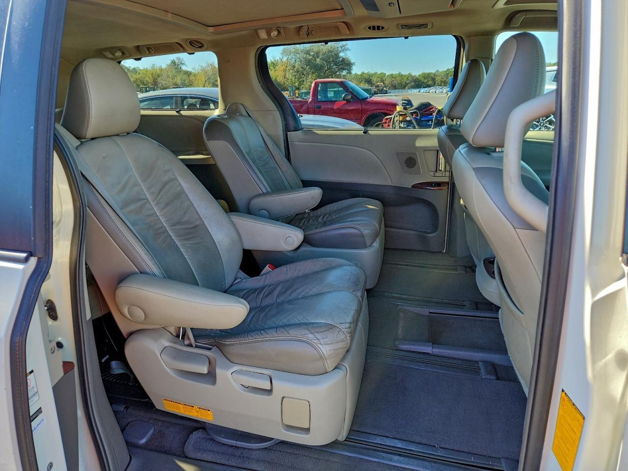 2011 TOYOTA SIENNA