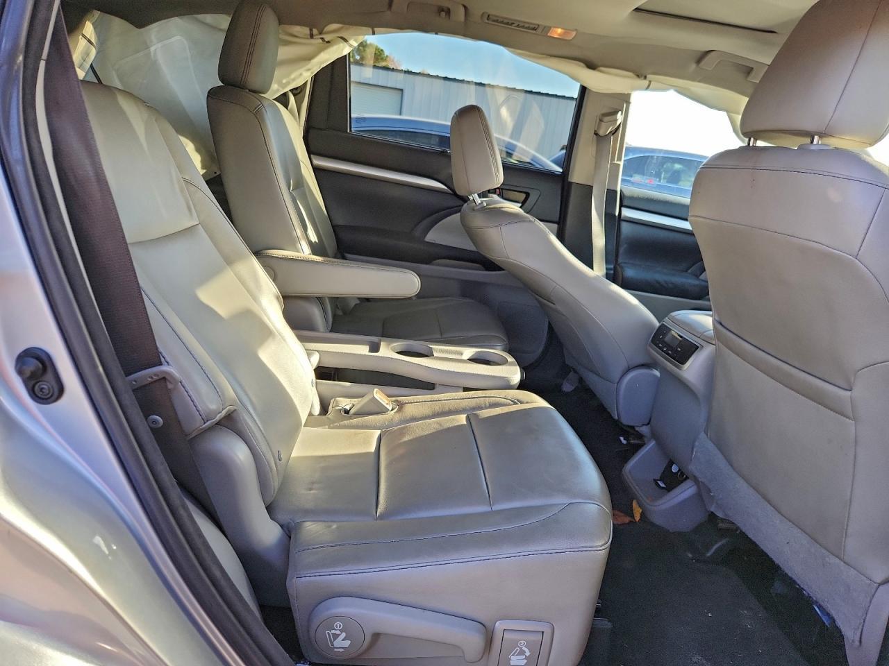 2016 TOYOTA HIGHLANDER