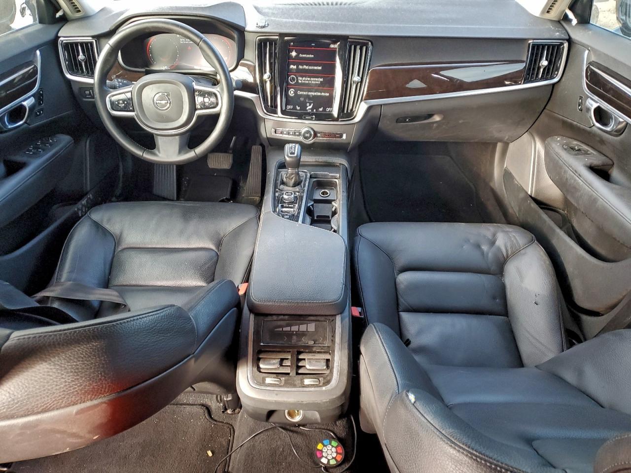 2017 VOLVO S90