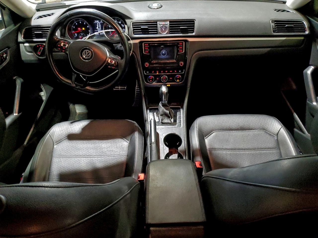 2016 VOLKSWAGEN Passat