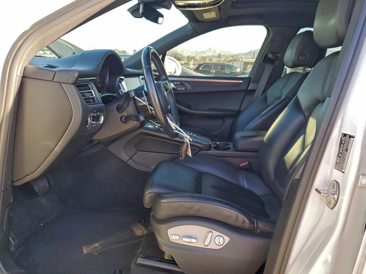 2020 PORSCHE Macan