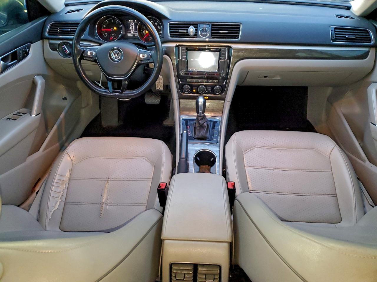 2016 VOLKSWAGEN Passat