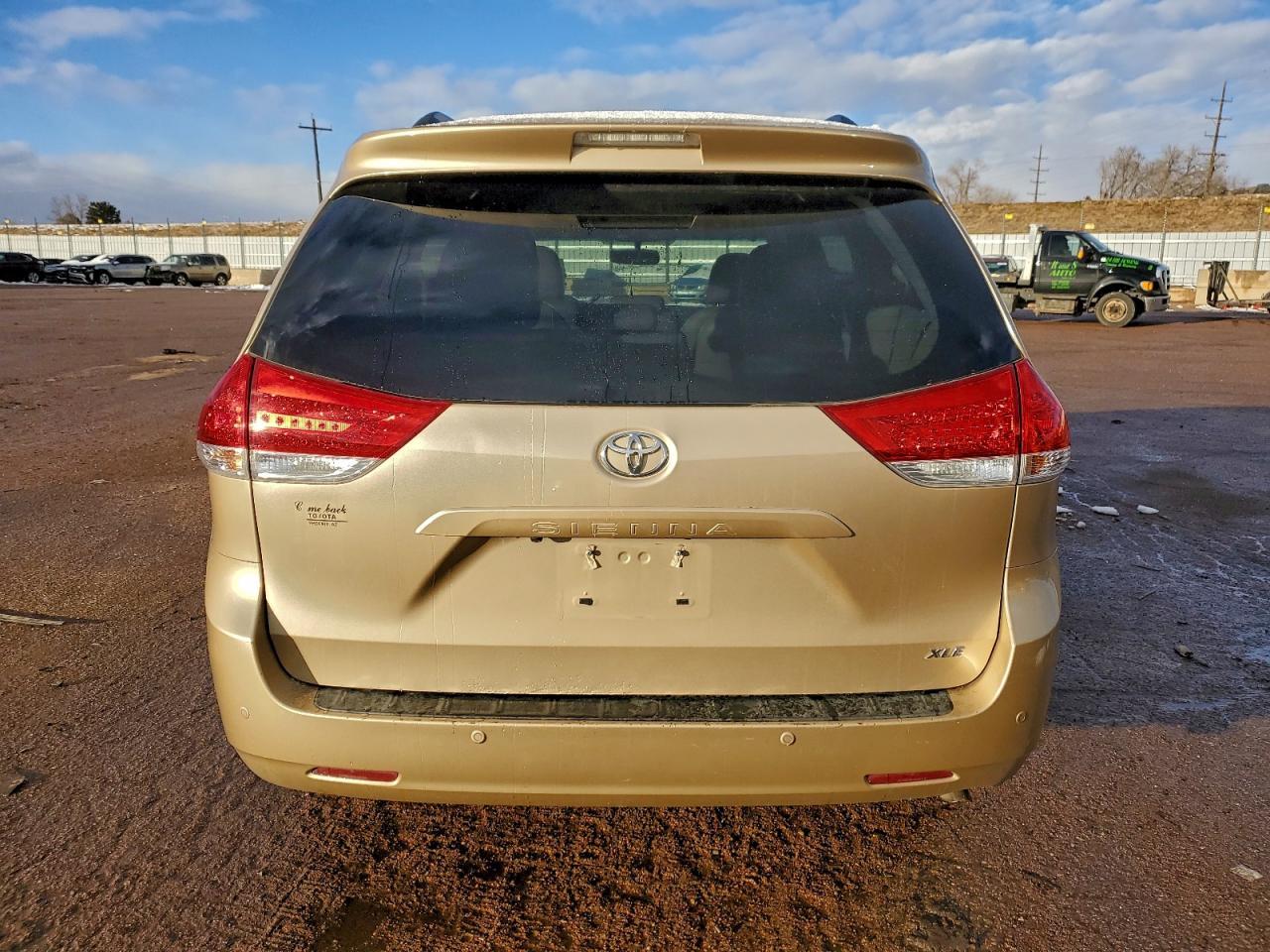 2011 TOYOTA SIENNA