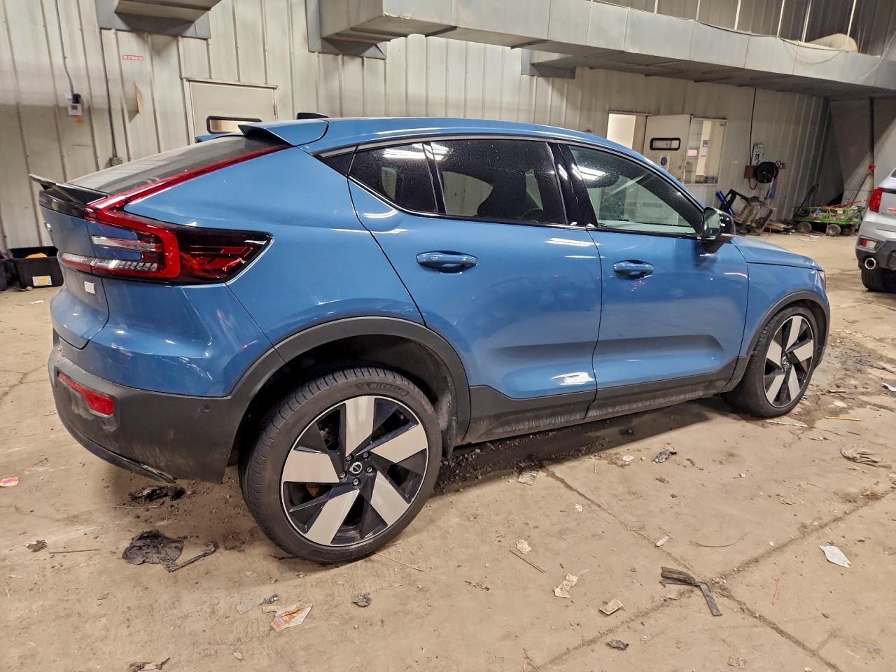 2023 VOLVO C40
