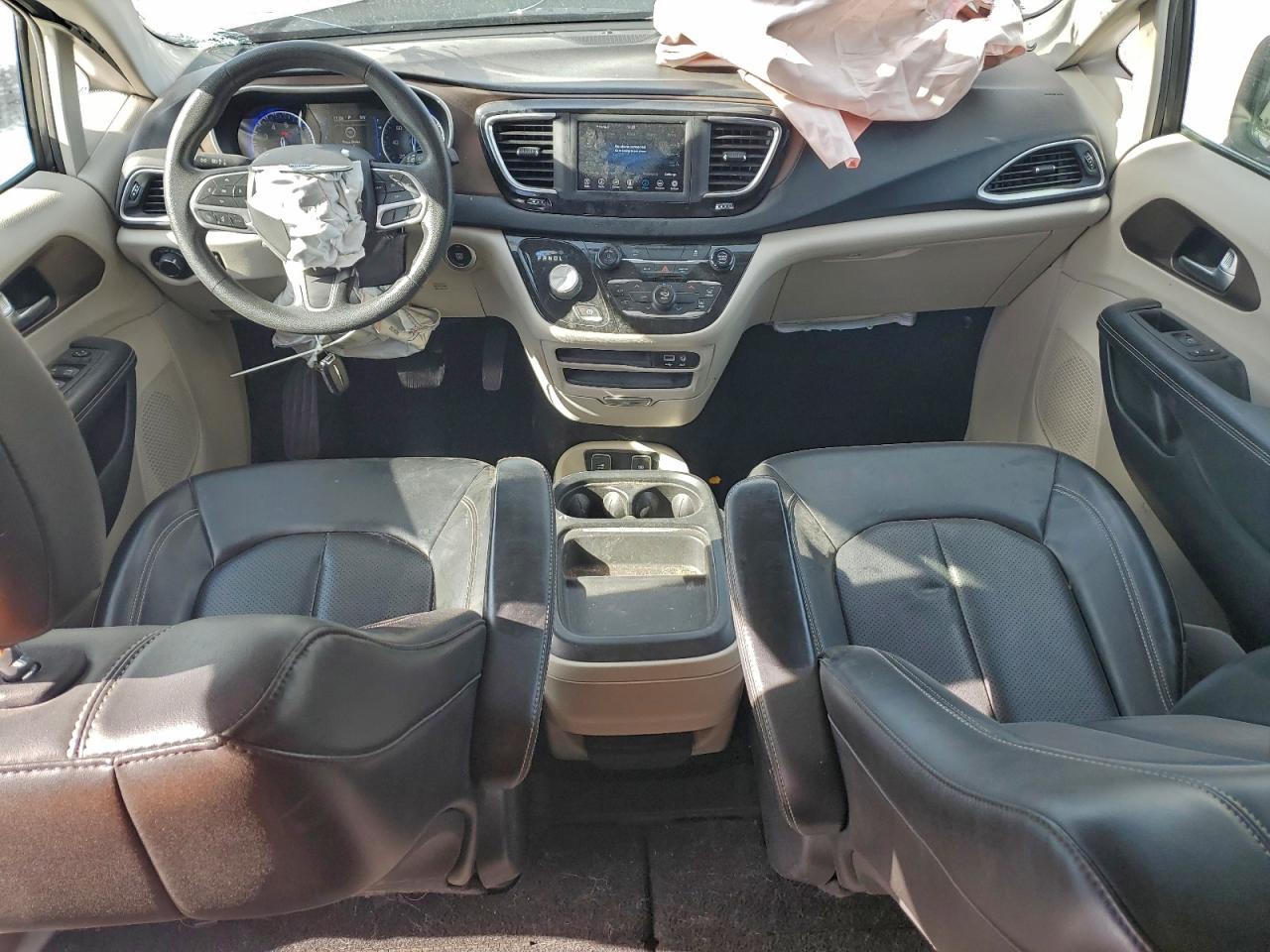 2020 CHRYSLER Voyager