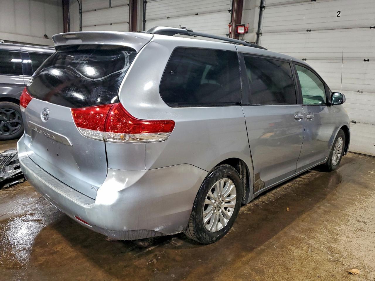 2011 TOYOTA SIENNA