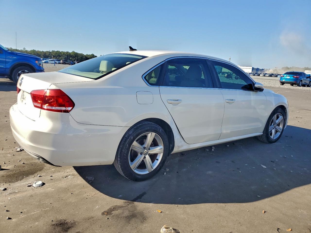 2012 VOLKSWAGEN Passat