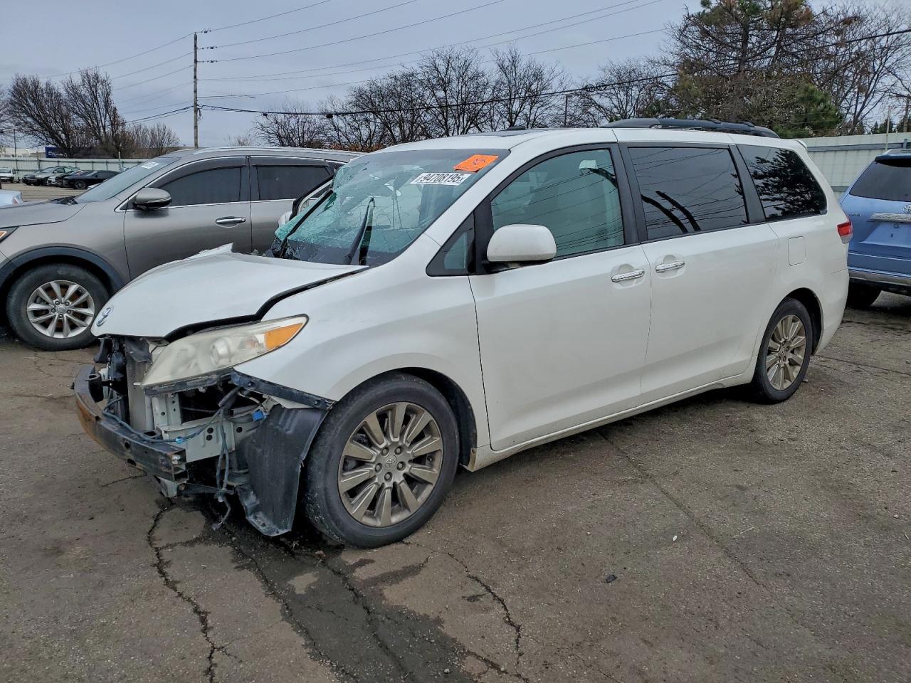 2011 TOYOTA SIENNA