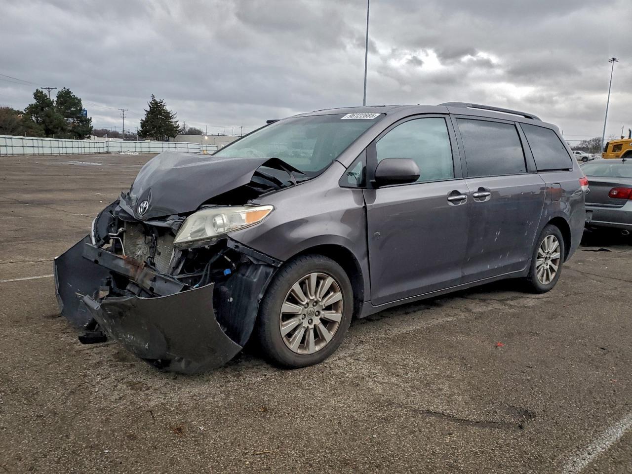 2012 TOYOTA SIENNA
