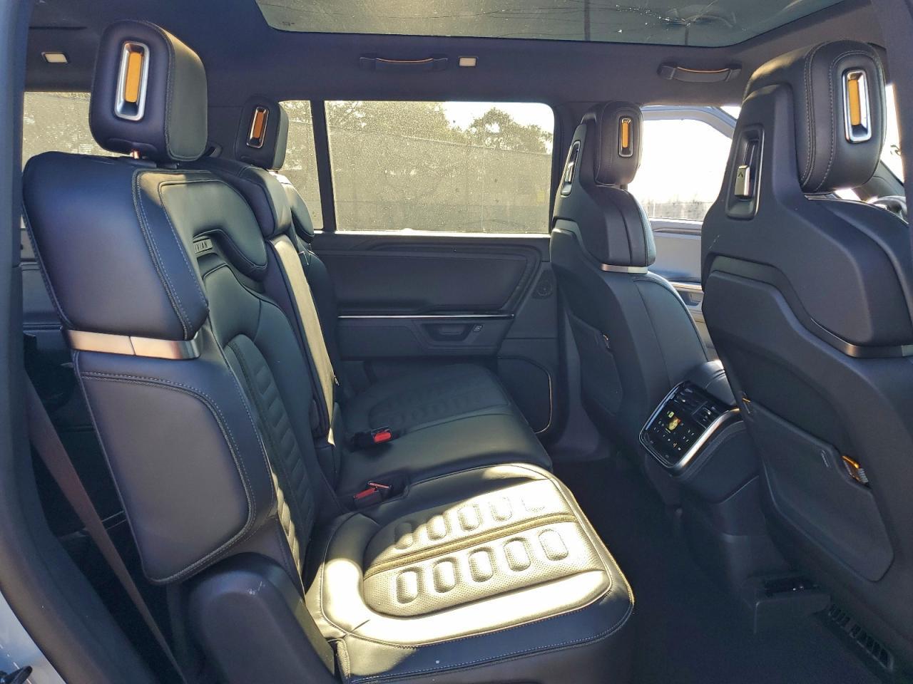 2025 RIVIAN R1s