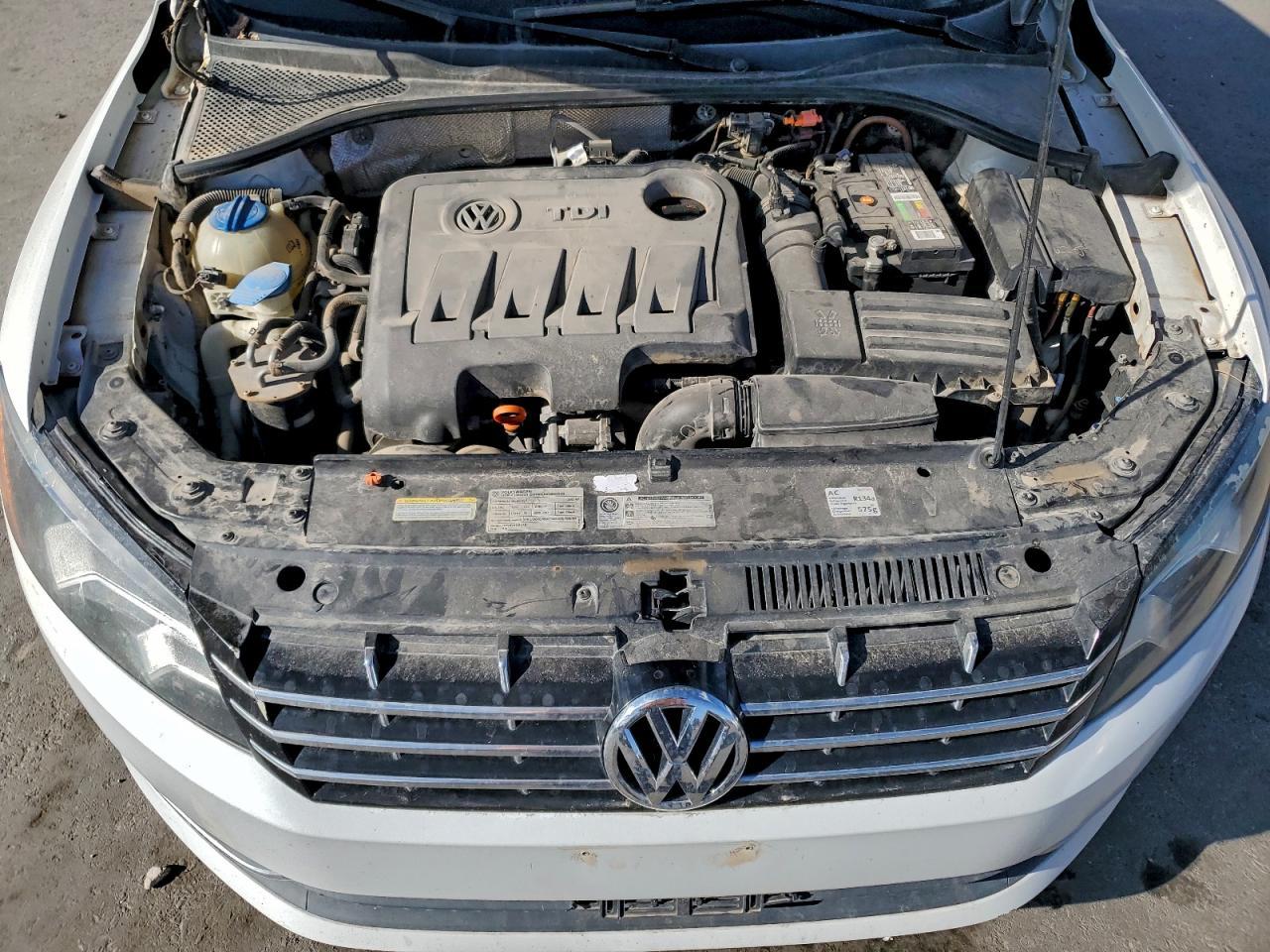 2012 VOLKSWAGEN Passat