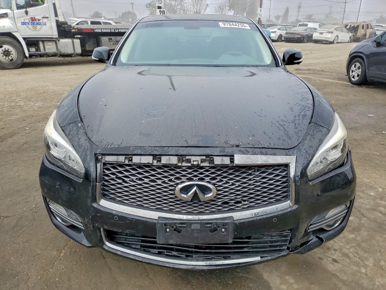 2017 INFINITI Q70
