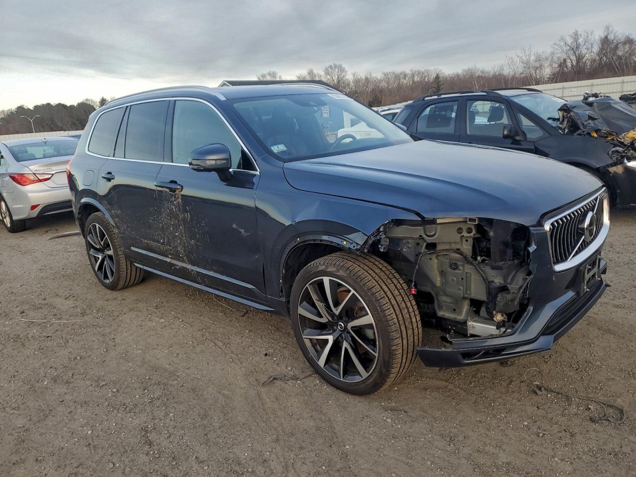 2022 VOLVO XC90