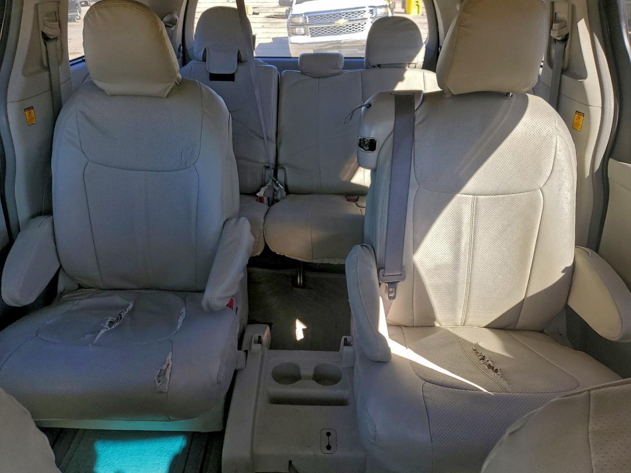 2011 TOYOTA SIENNA