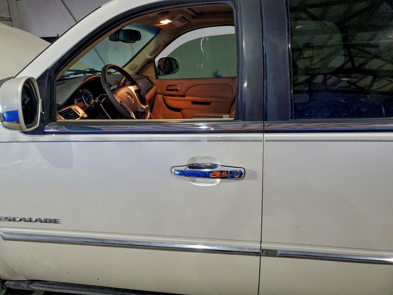 2010 CADILLAC ESCALADE