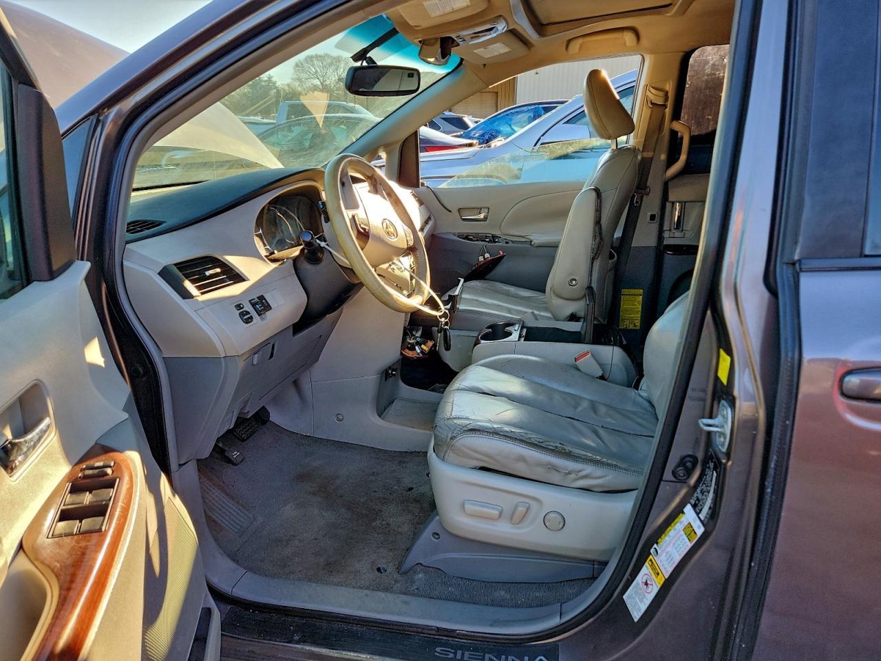2011 TOYOTA SIENNA