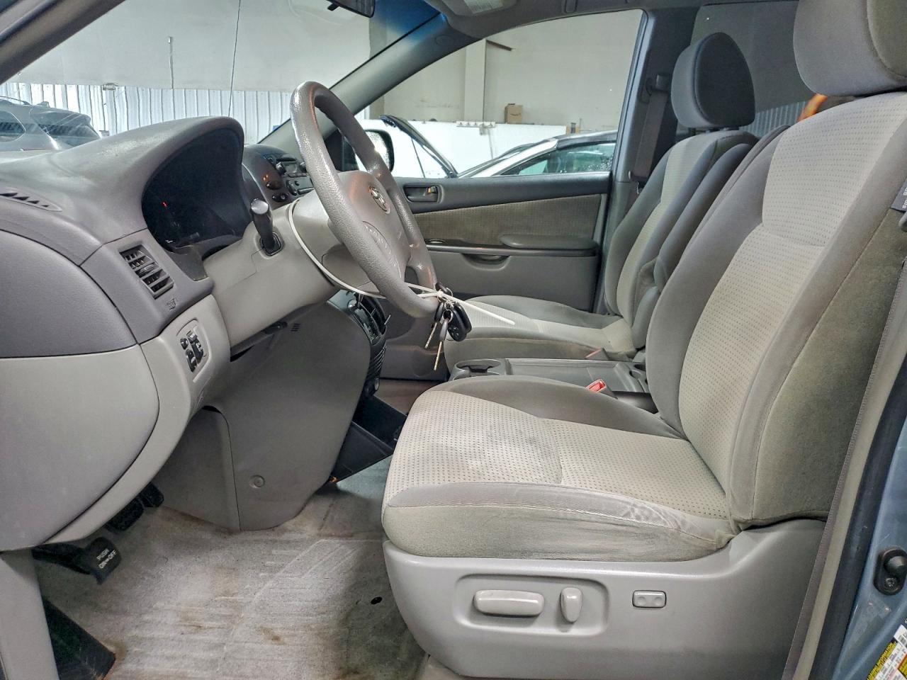 2010 TOYOTA SIENNA