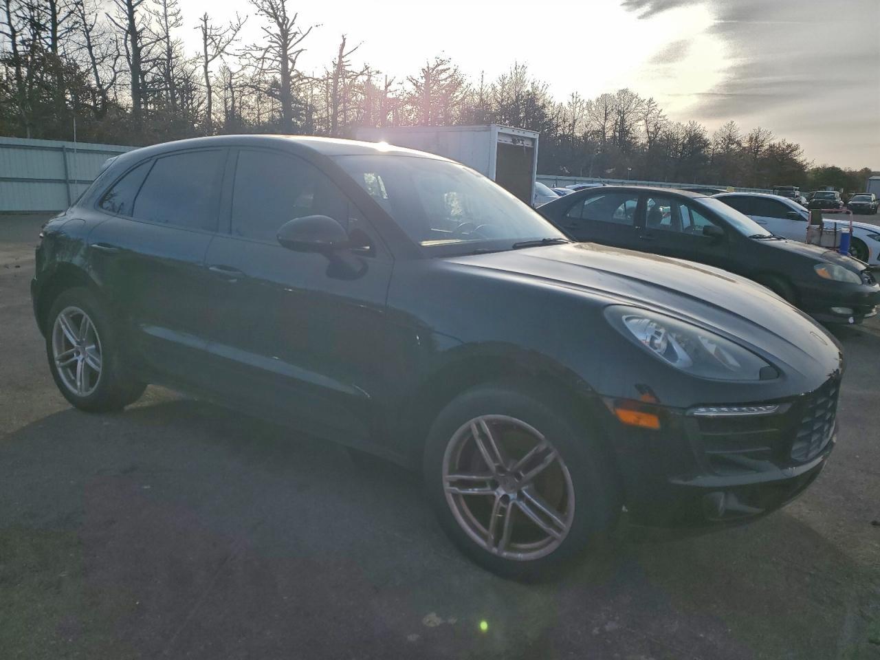 2017 PORSCHE Macan