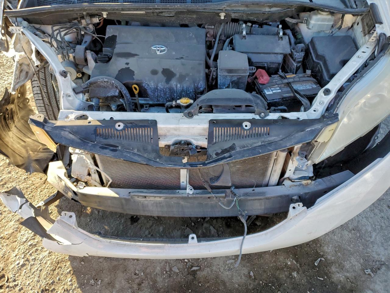 2011 TOYOTA SIENNA