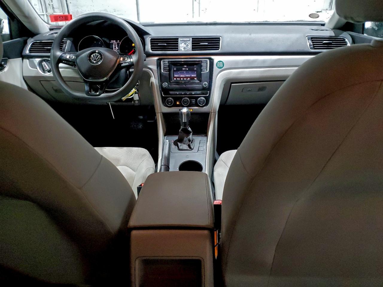 2016 VOLKSWAGEN Passat