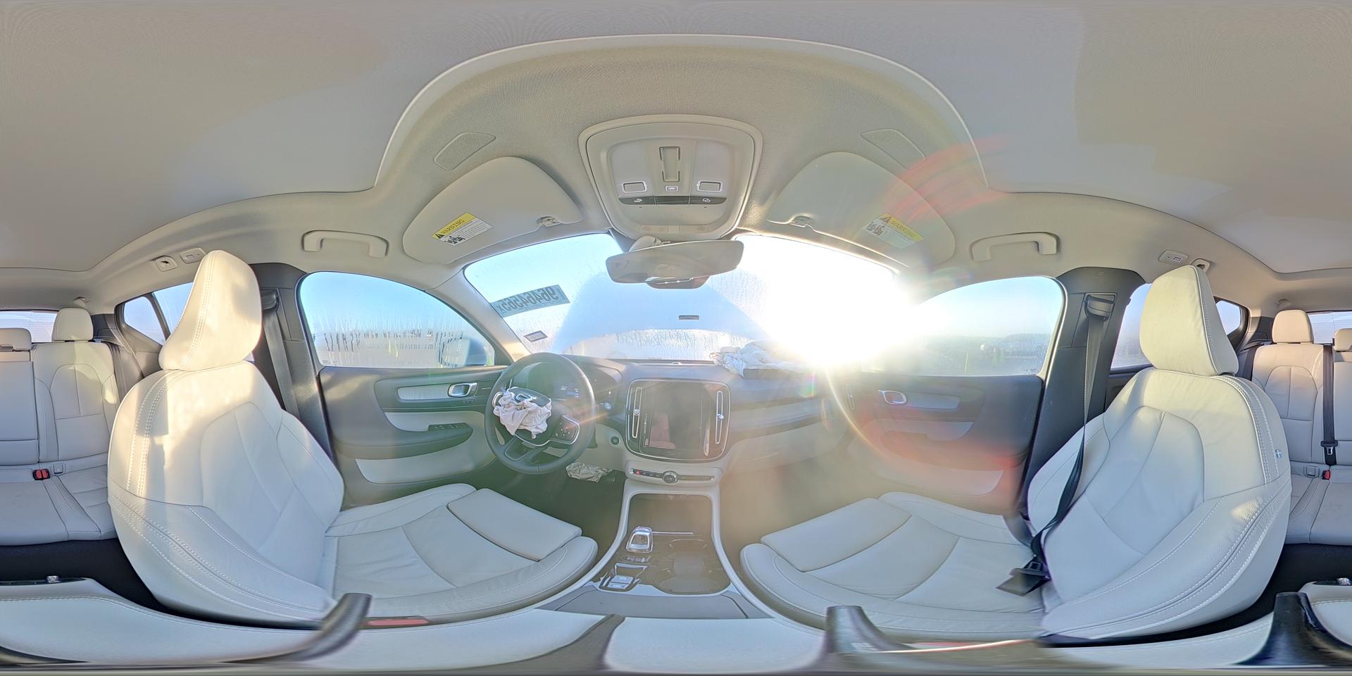 2023 VOLVO XC40