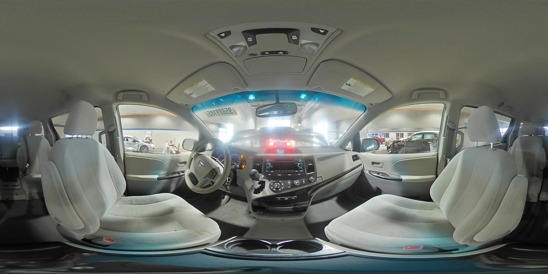 2011 TOYOTA SIENNA