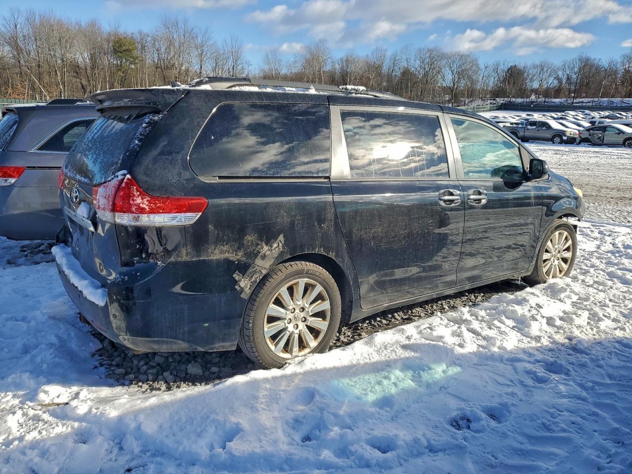 2012 TOYOTA SIENNA