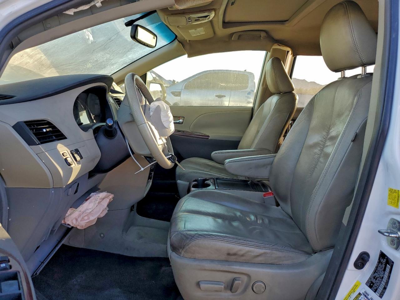 2011 TOYOTA SIENNA