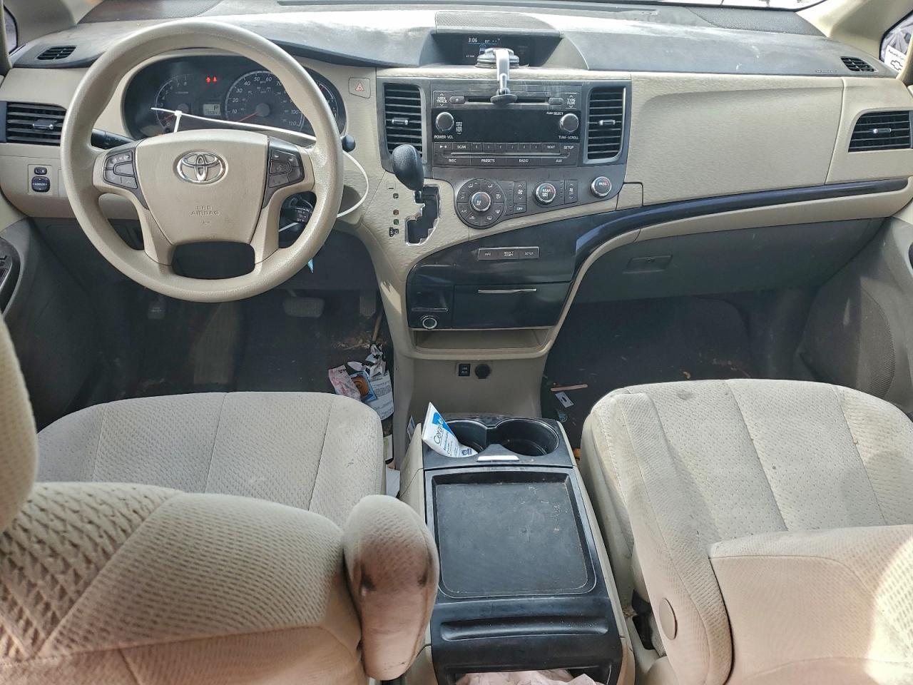2011 TOYOTA SIENNA