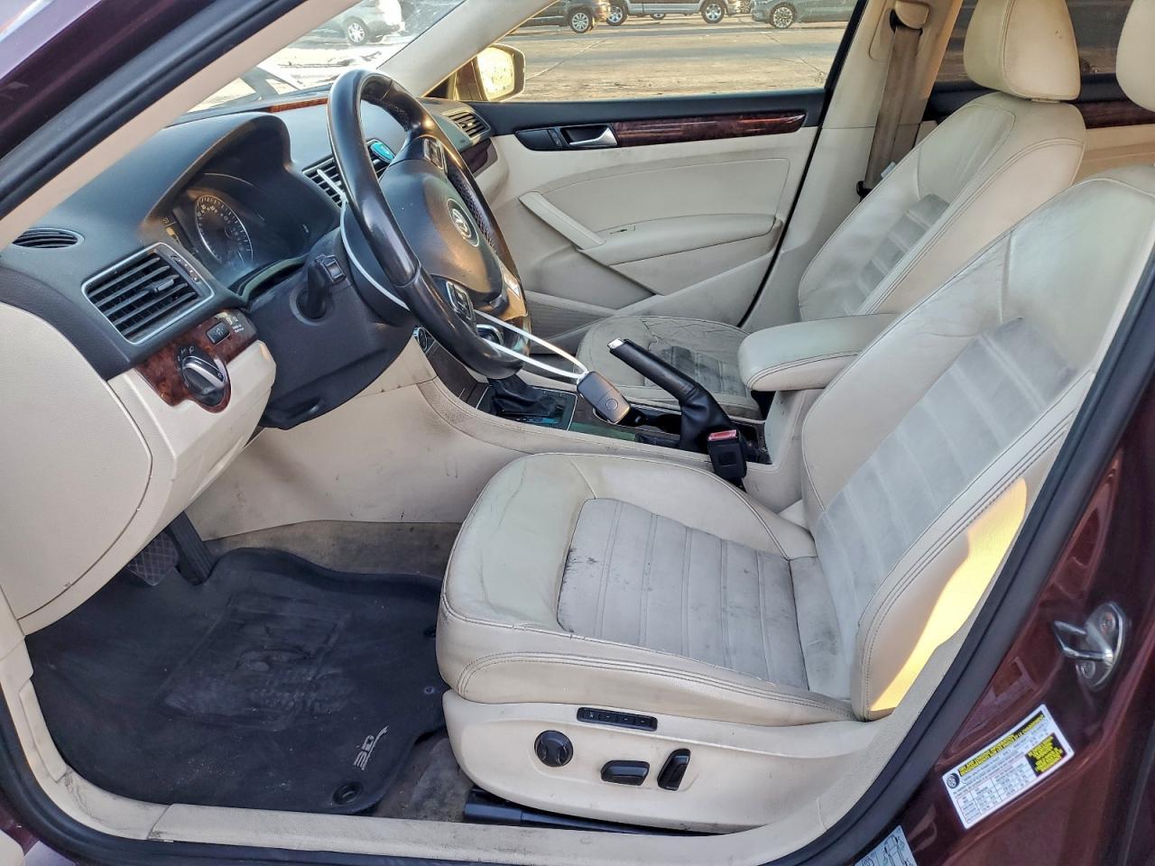 2013 VOLKSWAGEN Passat
