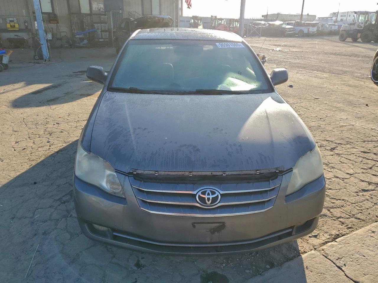2005 TOYOTA Avalon