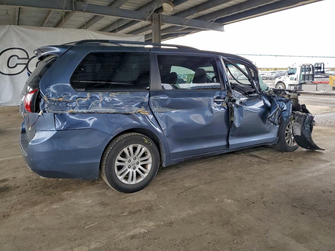 2017 TOYOTA SIENNA