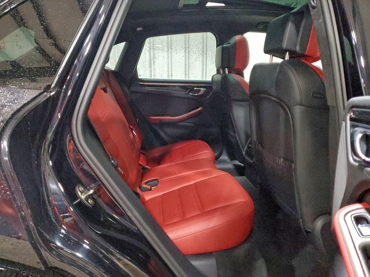 2015 PORSCHE Macan