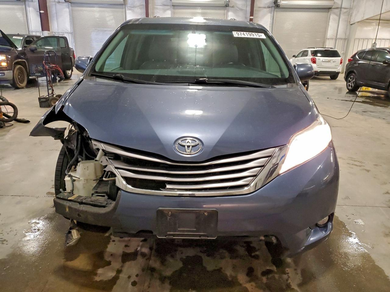 2015 TOYOTA SIENNA